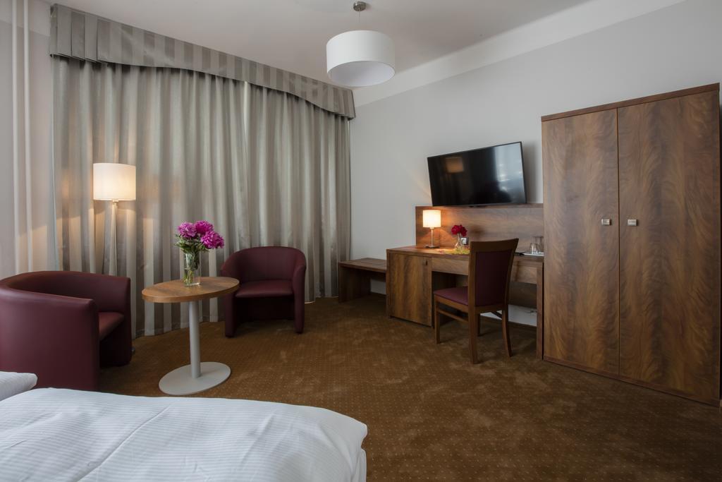 Hotel Bellevue Tlapak Poděbrady Esterno foto