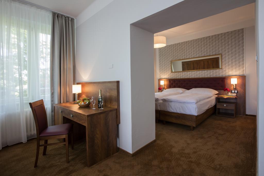 Hotel Bellevue Tlapak Poděbrady Esterno foto