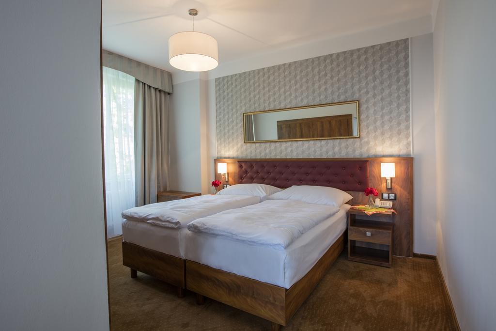 Hotel Bellevue Tlapak Poděbrady Esterno foto